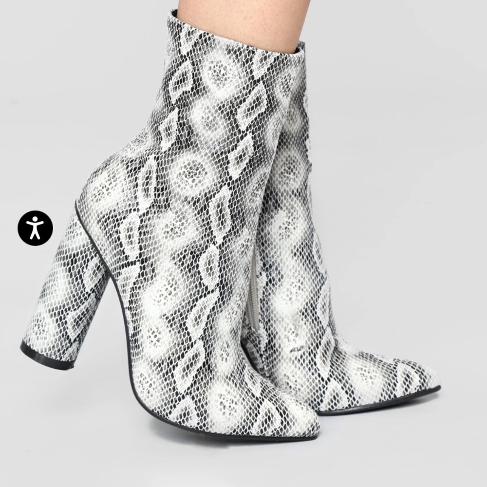 Fashion Nova Snakeskin Boot | size 10